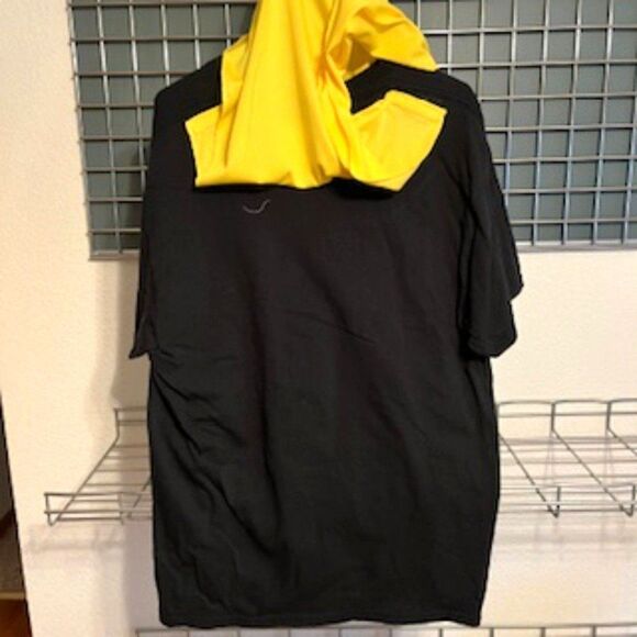 Batman Shirt w/ Attached Yellow Cape.................... Size: XL . {46-48} - Picture 4 of 6
